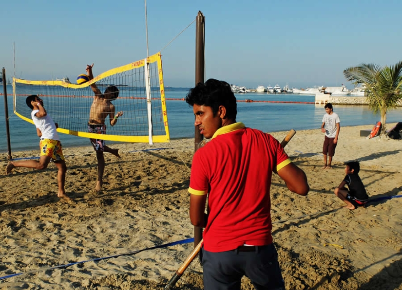 Photographer Arsenio Jr Nidoy Captures Perfectly Timed Humorous Moments on Streets