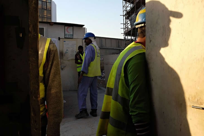 Photographer Arsenio Jr Nidoy Captures Perfectly Timed Humorous Moments on Streets