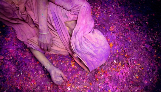 Photographer of 10 years, he traveled through the most beautiful places to capture the essence of the human