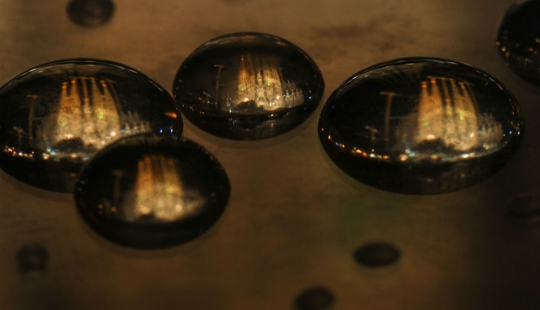 Photographer of 15 years shoots cities of the world in drops of water