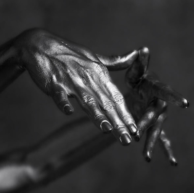 Photographer turns women into living sculptures Photographer turns women into living sculptures