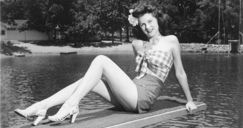 Photos of girls of the 40s in short tops and shorts Photos of girls of the 40s in short tops and shorts