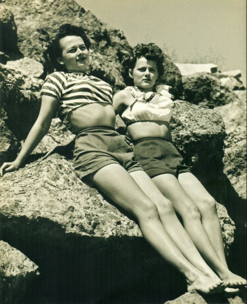 Photos of girls of the 40s in short tops and shorts Photos of girls of the 40s in short tops and shorts