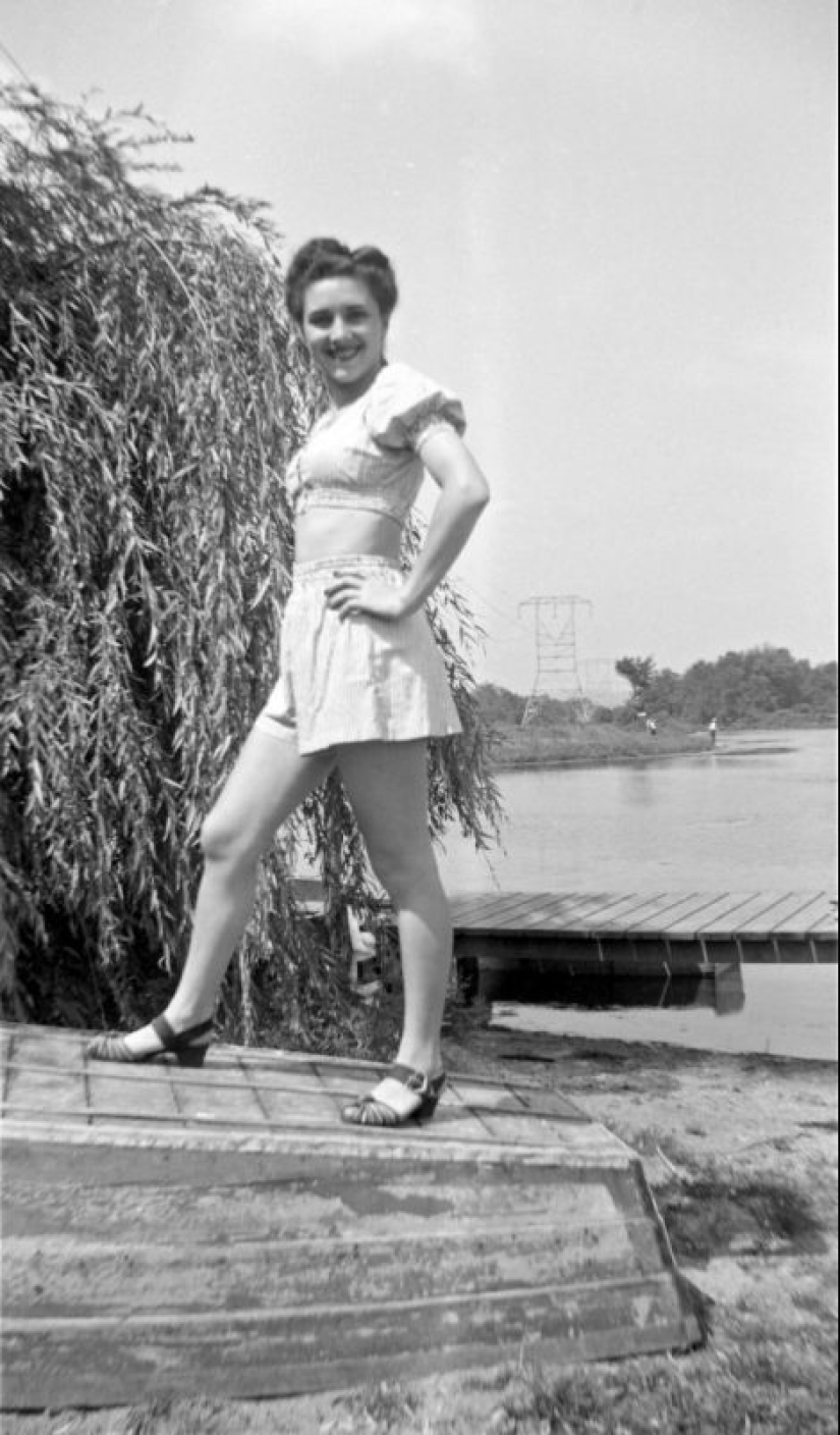 Photos of girls of the 40s in short tops and shorts Photos of girls of the 40s in short tops and shorts