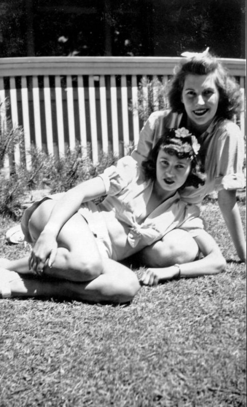 Photos of girls of the 40s in short tops and shorts Photos of girls of the 40s in short tops and shorts