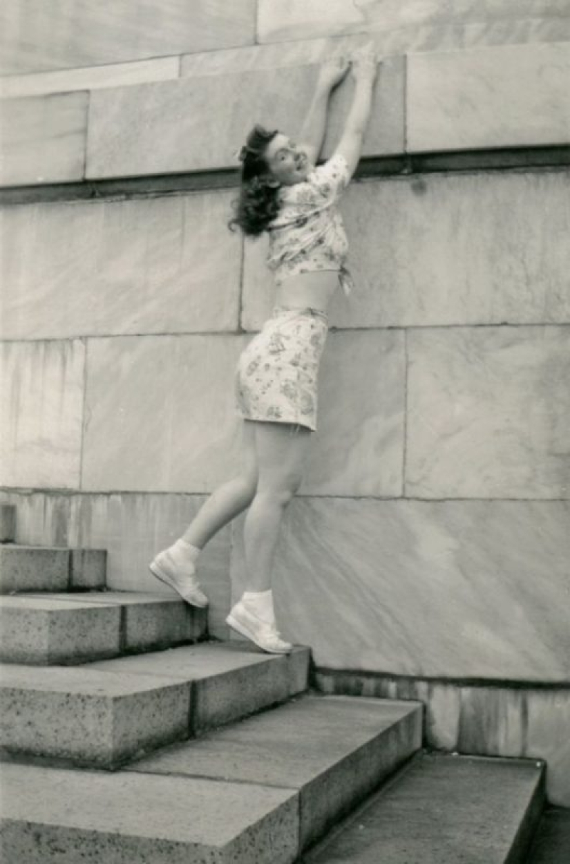 Photos of girls of the 40s in short tops and shorts Photos of girls of the 40s in short tops and shorts