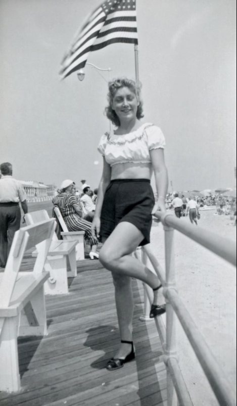 Photos of girls of the 40s in short tops and shorts Photos of girls of the 40s in short tops and shorts