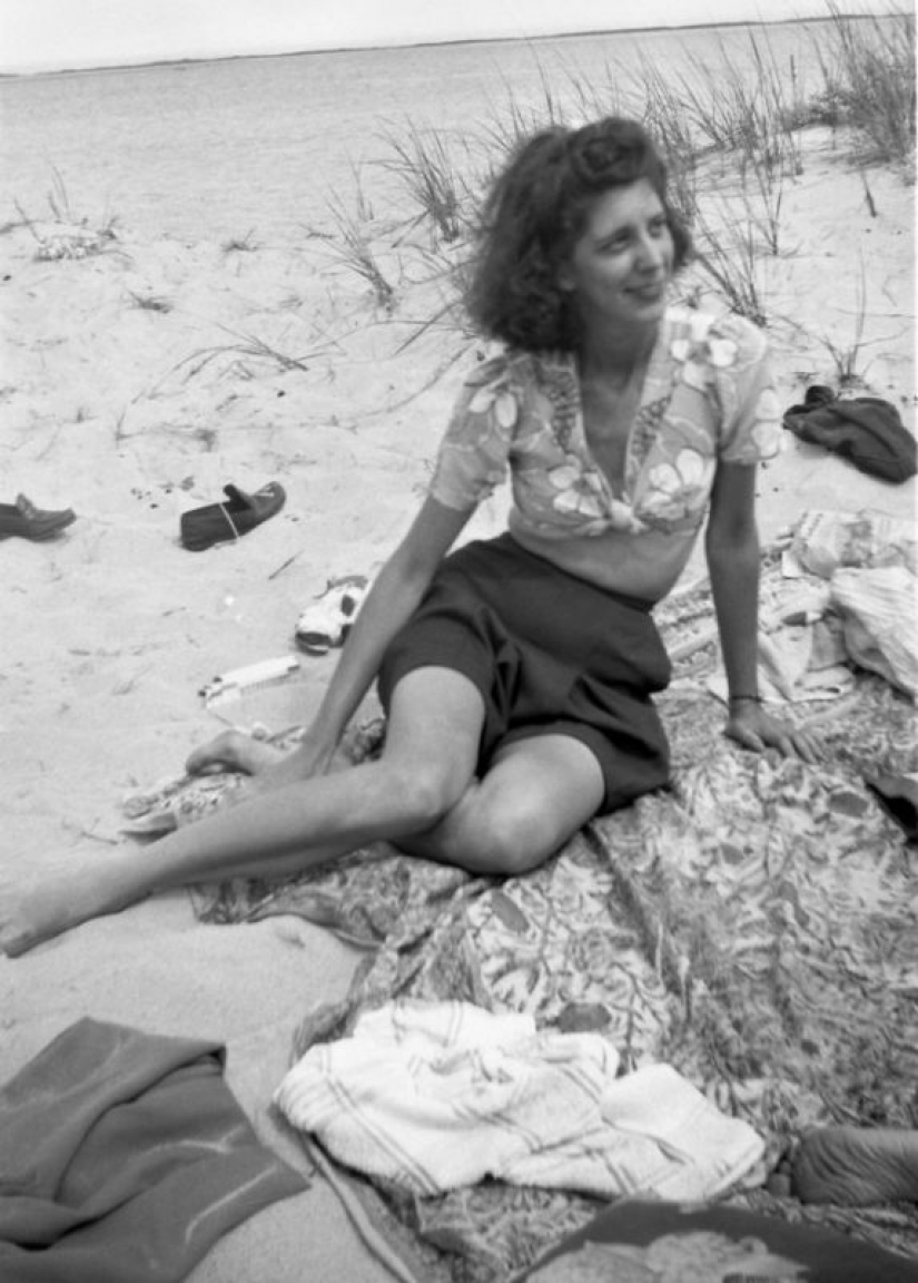 Photos of girls of the 40s in short tops and shorts Photos of girls of the 40s in short tops and shorts