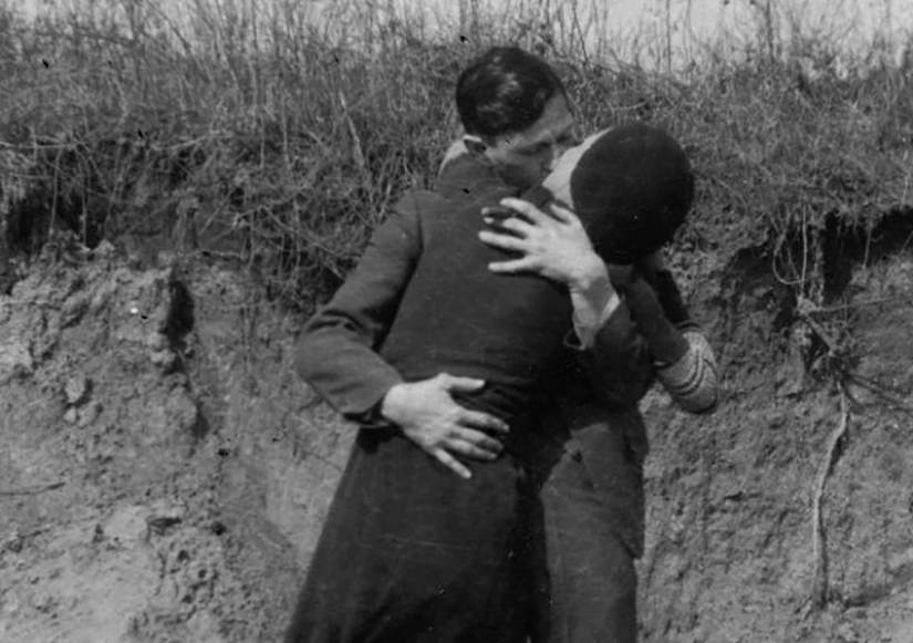 Photos of the real Bonnie and Clyde, taken in 1933 Photos of the real Bonnie and Clyde, taken in 1933