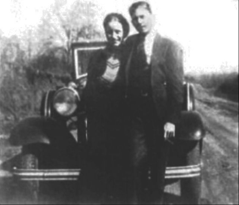 Photos of the real Bonnie and Clyde, taken in 1933 Photos of the real Bonnie and Clyde, taken in 1933