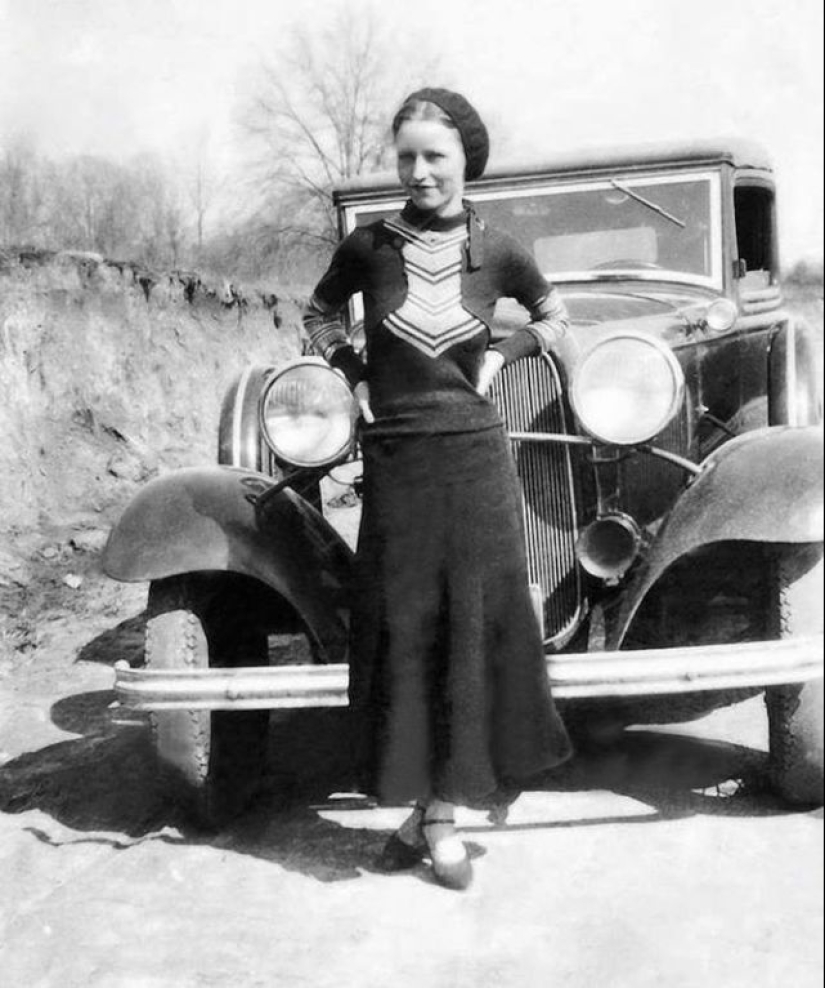 Photos of the real Bonnie and Clyde, taken in 1933 Photos of the real Bonnie and Clyde, taken in 1933