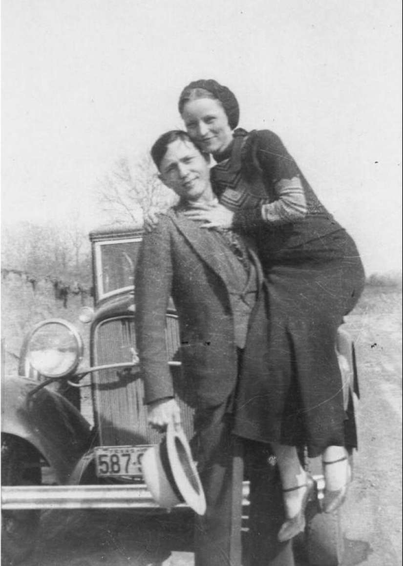Photos of the real Bonnie and Clyde, taken in 1933 Photos of the real Bonnie and Clyde, taken in 1933