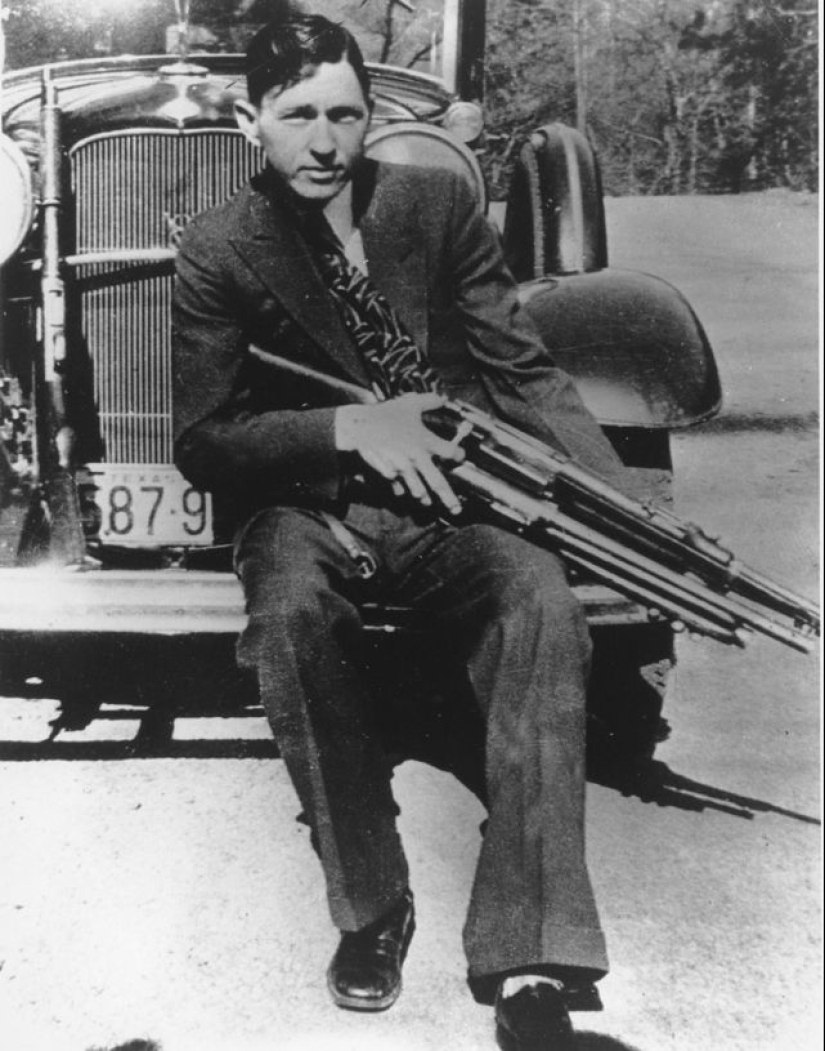 Photos of the real Bonnie and Clyde, taken in 1933 Photos of the real Bonnie and Clyde, taken in 1933