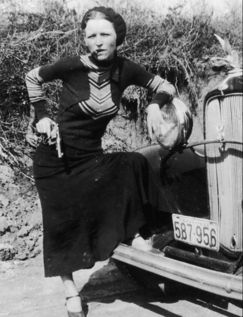 Photos of the real Bonnie and Clyde, taken in 1933 Photos of the real Bonnie and Clyde, taken in 1933