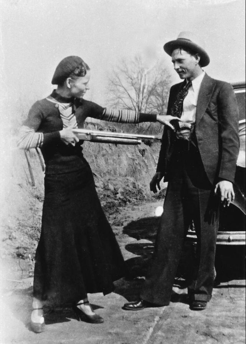 Photos of the real Bonnie and Clyde, taken in 1933 Photos of the real Bonnie and Clyde, taken in 1933