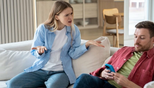 Phubbing: El enemigo invisible de las relaciones: Por qué perdemos la atención el uno al otro