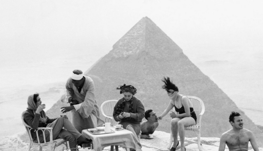 Picnic en las pirámides: turistas en Giza durante la ocupación británica Picnic en las pirámides: turistas en Giza durante la ocupación británica