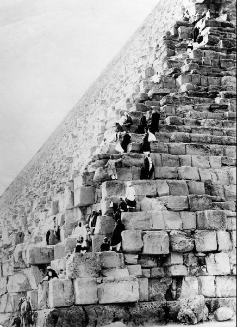 Picnic on the Pyramids: tourists in Giza during the British occupation Picnic on the Pyramids: tourists in Giza during the British occupation