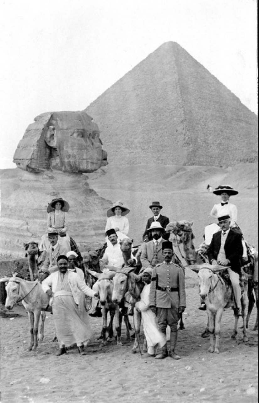 Picnic on the Pyramids: tourists in Giza during the British occupation Picnic on the Pyramids: tourists in Giza during the British occupation