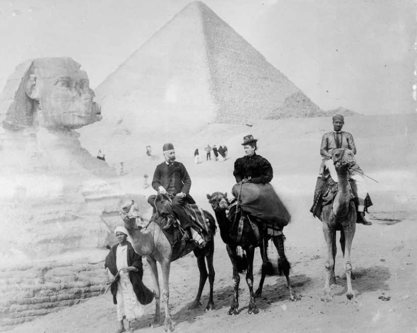Picnic on the Pyramids: tourists in Giza during the British occupation Picnic on the Pyramids: tourists in Giza during the British occupation