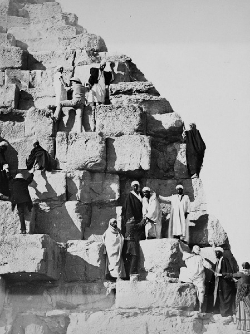 Picnic on the Pyramids: tourists in Giza during the British occupation Picnic on the Pyramids: tourists in Giza during the British occupation
