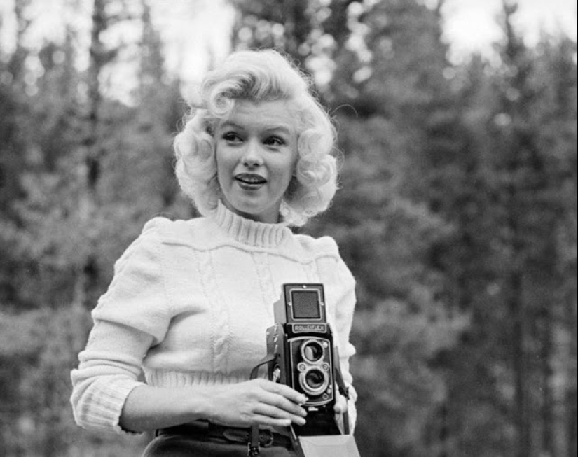 Plaster-beauty is not a hindrance: rare photos of Marilyn Monroe on crutches