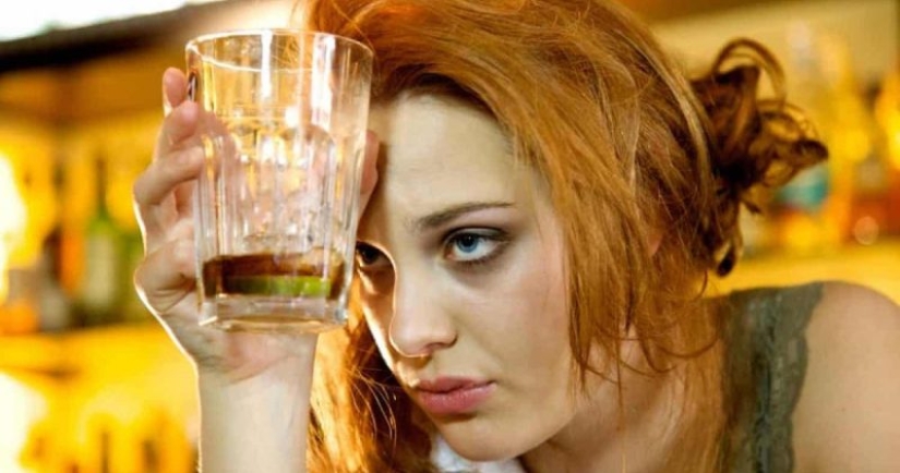 Por qué es más difícil soportar una resaca con la edad