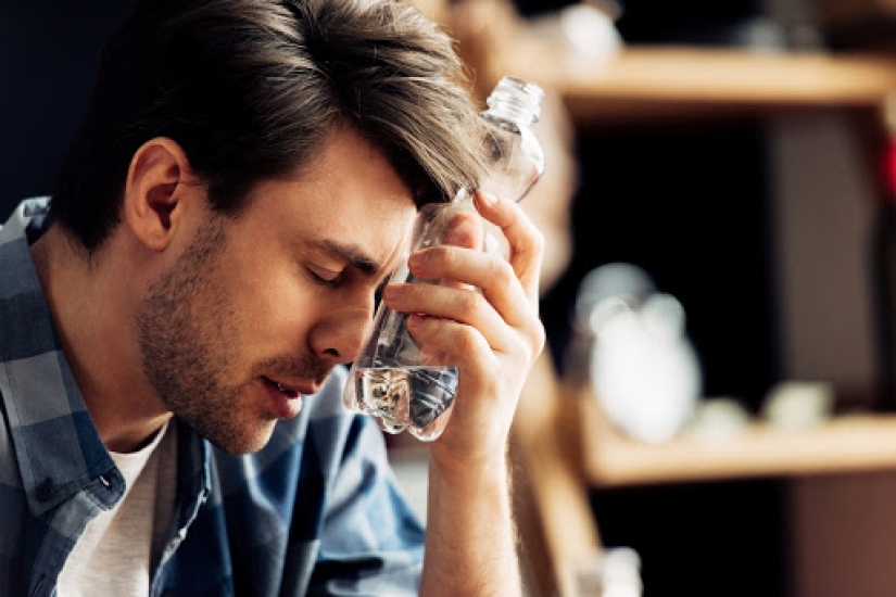 Por qué es más difícil soportar una resaca con la edad