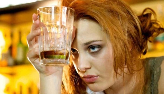 Por qué es más difícil soportar una resaca con la edad