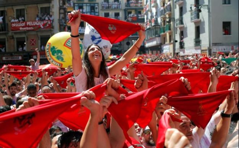 Por qué la gente en España corre de toros: la historia de las vacaciones de San Fermín en Pamplona Por qué la gente en España corre de toros: la historia de las vacaciones de San Fermín en Pamplona