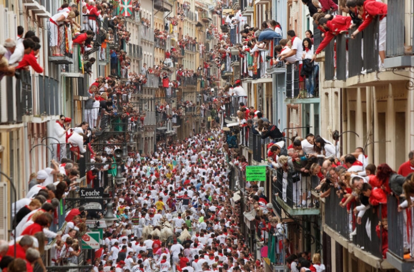 Por qué la gente en España corre de toros: la historia de las vacaciones de San Fermín en Pamplona Por qué la gente en España corre de toros: la historia de las vacaciones de San Fermín en Pamplona