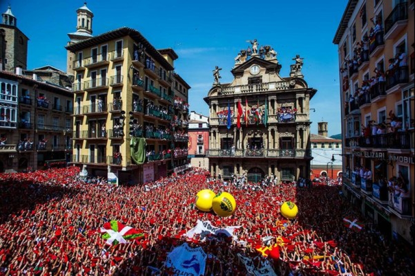Por qué la gente en España corre de toros: la historia de las vacaciones de San Fermín en Pamplona Por qué la gente en España corre de toros: la historia de las vacaciones de San Fermín en Pamplona