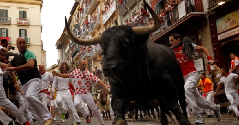 Por qué la gente en España corre de toros: la historia de las vacaciones de San Fermín en Pamplona Por qué la gente en España corre de toros: la historia de las vacaciones de San Fermín en Pamplona