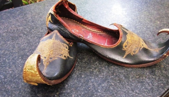 Por qué la gente prefería los zapatos con narices curvas en el Este