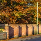 ¿Por qué los británicos construyen vallas onduladas?