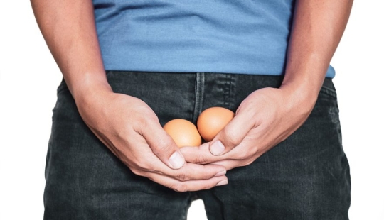 Por qué los hombres tienen un testículo más bajo que el otro y es normal
