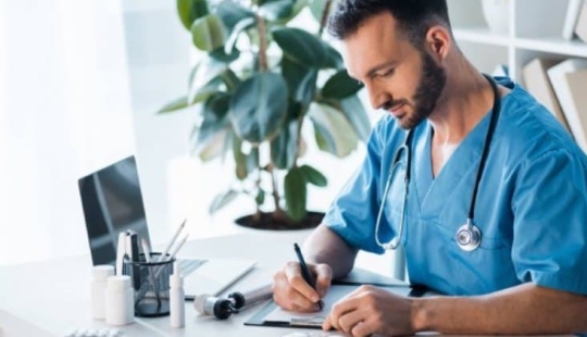 Por qué los médicos tienen escritura ilegible: dice un experto grafólogo