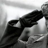 Por qué los militares saludan llevándose la mano a la cabeza