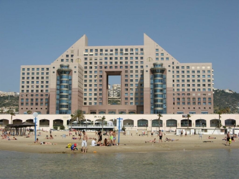 Por qué se están construyendo rascacielos "con goteras" en Hong Kong Por qué se están construyendo rascacielos "con goteras" en Hong Kong