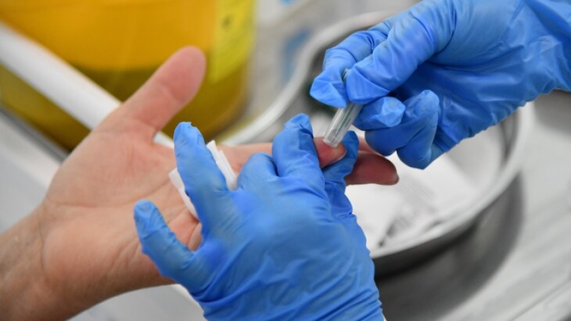 ¿Por qué se toma un análisis de sangre del dedo anular?