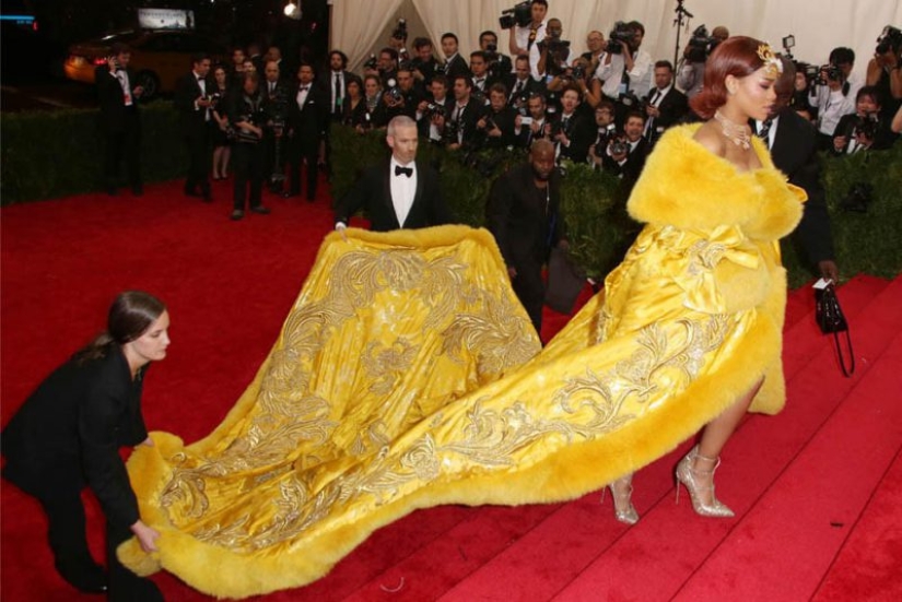 Porta vestido y porta alimentos: lo que realmente hacen los asistentes de las estrellas