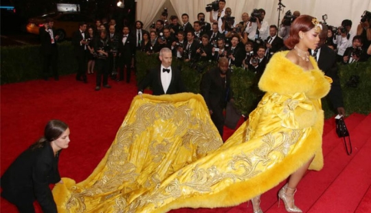 Porta vestido y porta alimentos: lo que realmente hacen los asistentes de las estrellas