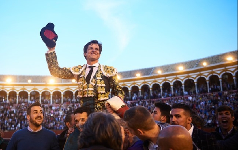 Porta vestido y porta alimentos: lo que realmente hacen los asistentes de las estrellas