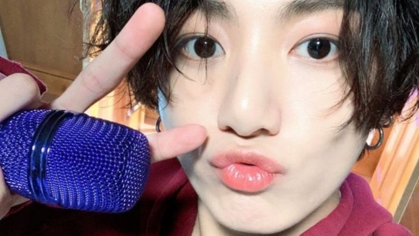 Poses características de V, Jin, Jhope, Jimin, Jungkook, RM y Suga de BTS que muestran sus estilos únicos