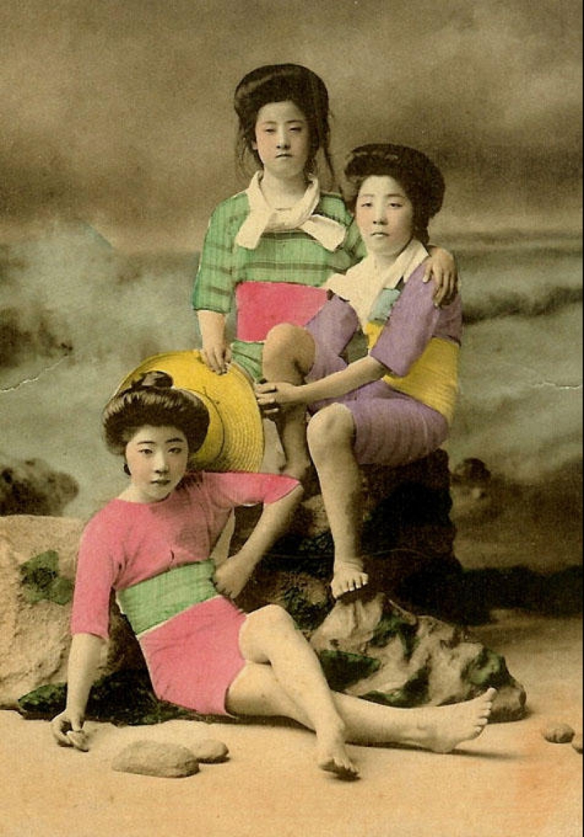 Postales pin-up japonesas con geishas en traje de baño
