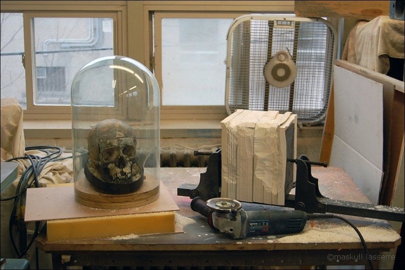 Proceso paso a paso para tallar una calavera a partir de libros antiguos.