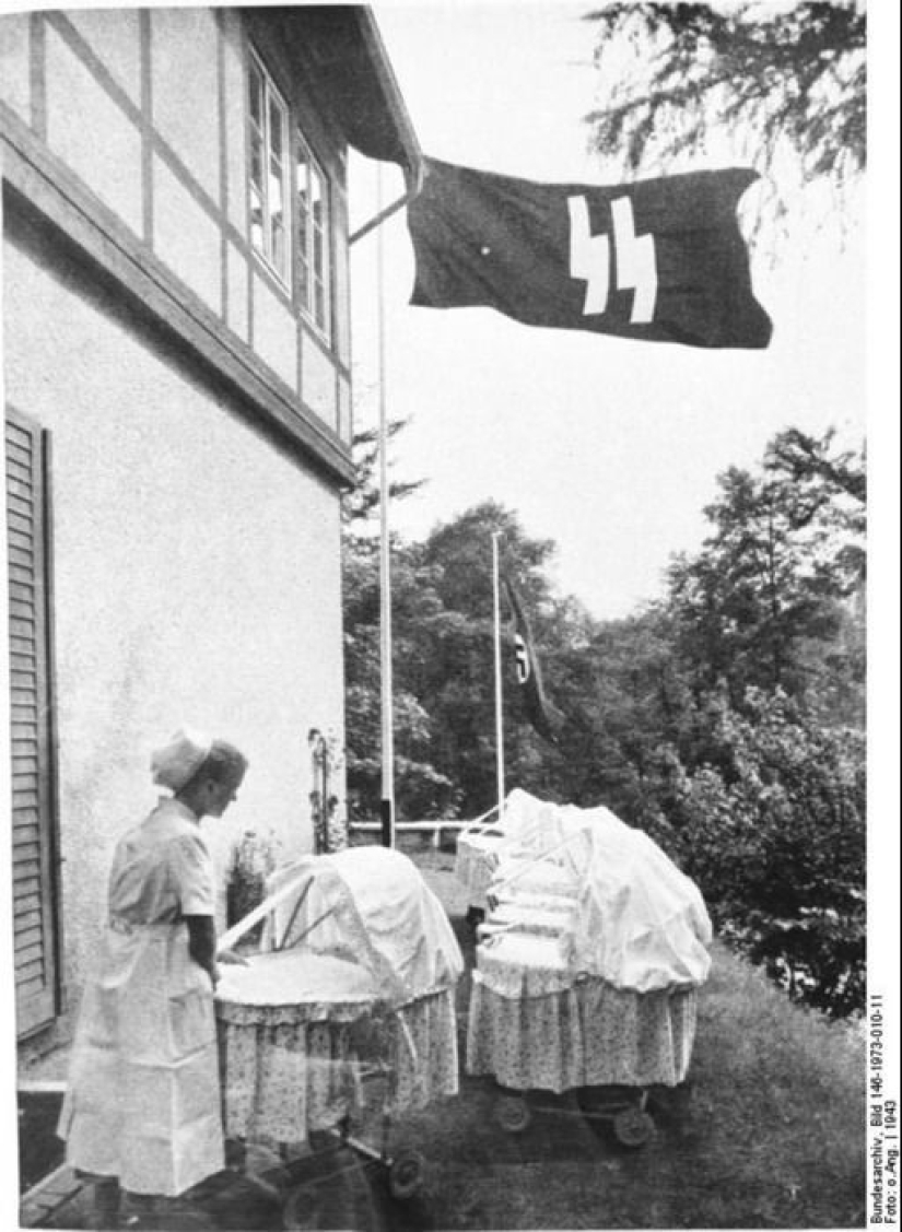 Prostitution in The Third Reich — rare archival footage Prostitution in The Third Reich — rare archival footage