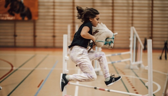 Qué es montar a caballo aficionado o por qué la gente salta sobre palos