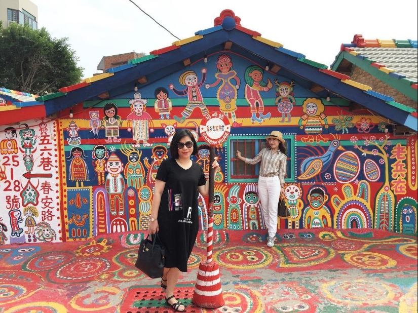"Rainbow Village" de Huang Yun-Fu: cómo hacer un objeto turístico de un pueblo moribundo