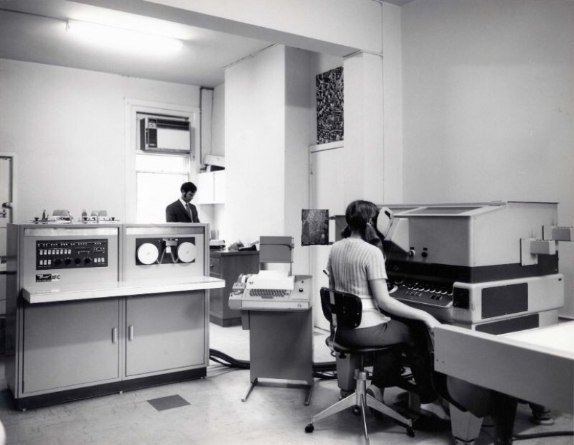 Retro photos of interiors and appliances in offices of the 70s and 80s Retro photos of interiors and appliances in offices of the 70s and 80s